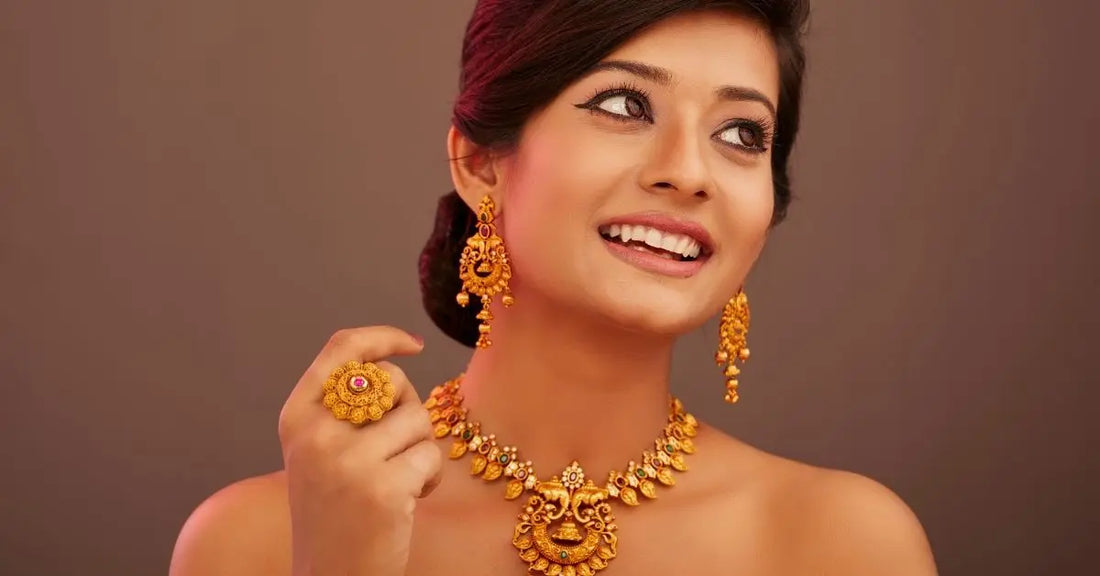 Comment reconnaitre des bijoux en or ? femme portant des bijoux d'or