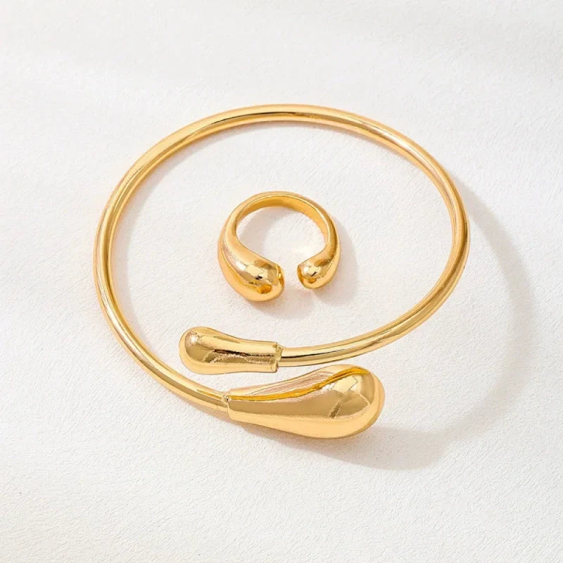 Ensemble bracelet et bague dorées au design organique et bombé, style goutte d'eau minimaliste