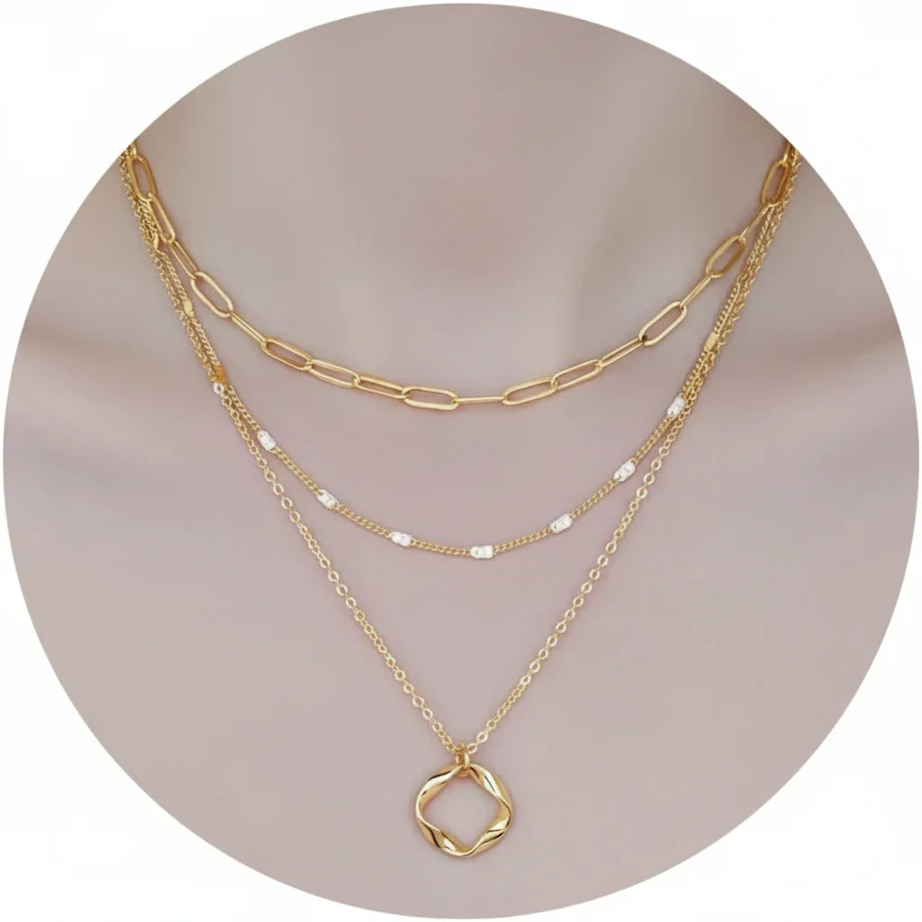 Collier Multi rangs en or porté autour du cou