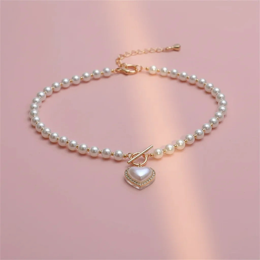 Collier de perle avec un pendentif en coeur