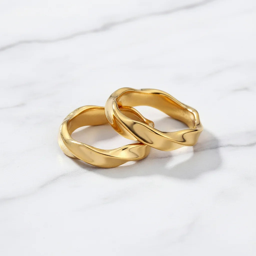 Bague alliance dorée torsadée au fini poli miroir, anneau fin ondulé style minimaliste
