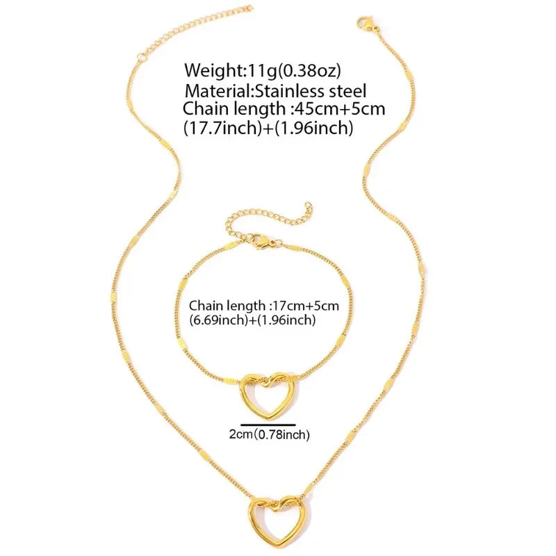 Parure de bijoux en or : collier et bracelet assortis avec pendentif cœur évidé et chaîne maille gourmette fine.