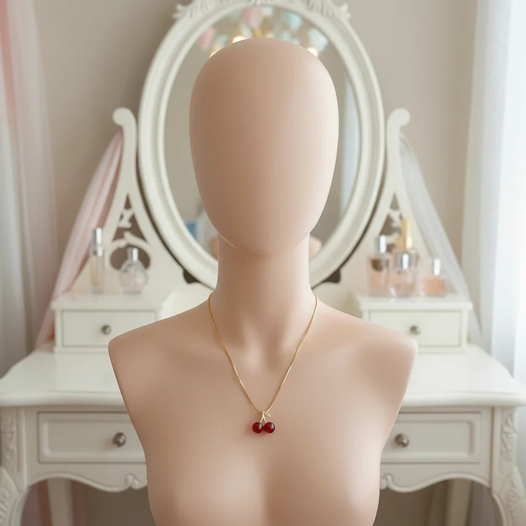 Collier en or pendentif cerise sur manequin