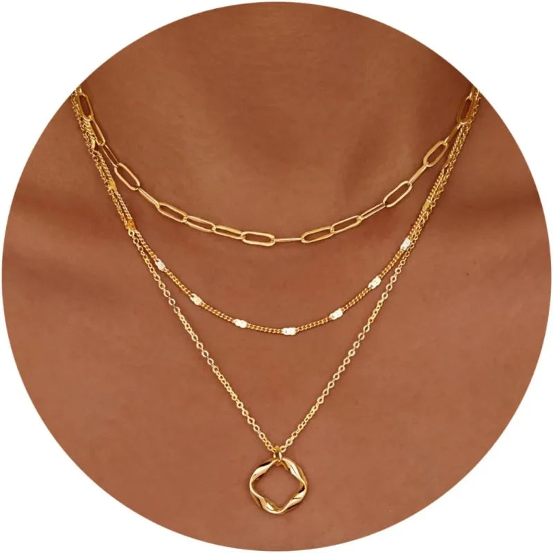Collier en or porté autour du cou