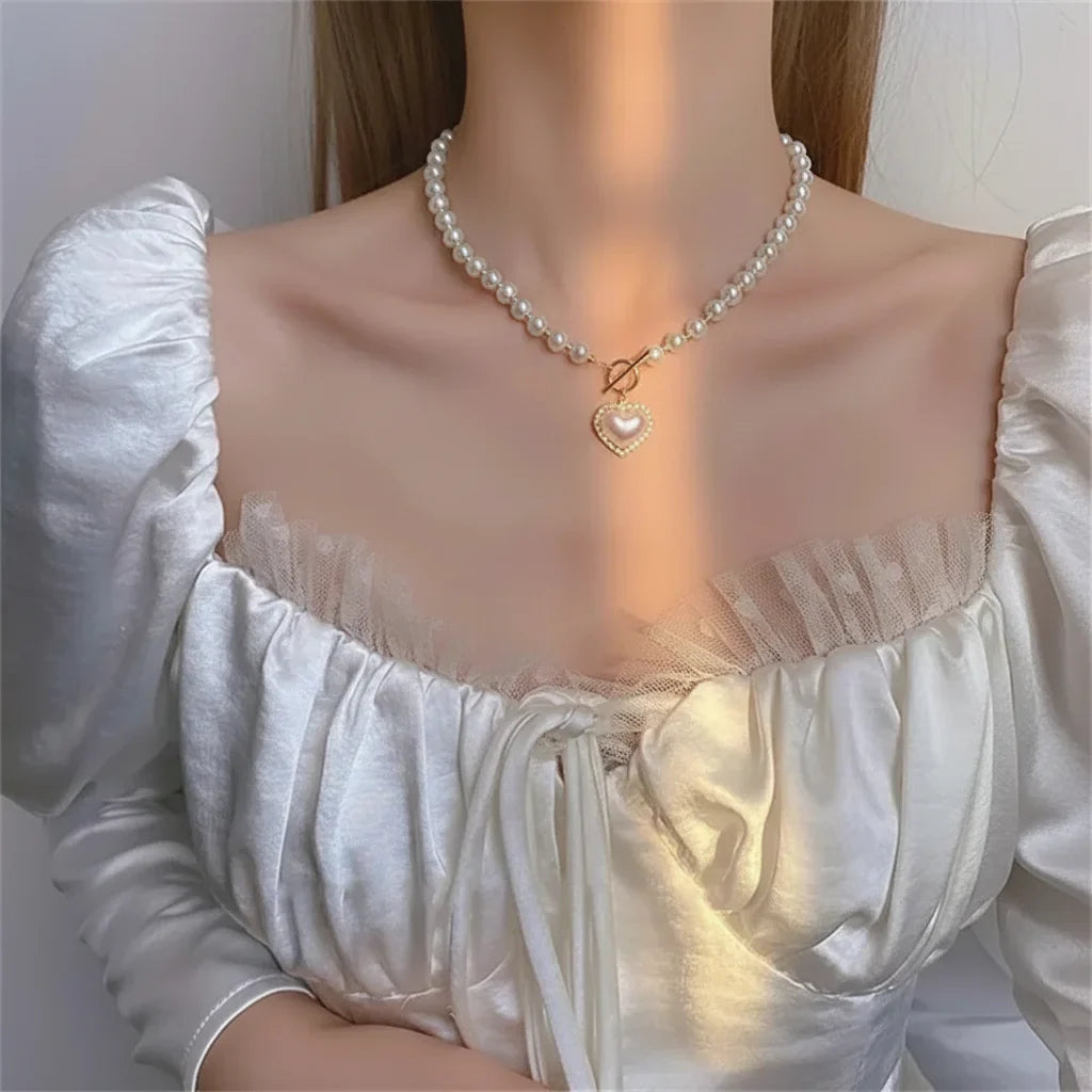 Collier de perle avec un pendentif en coeur