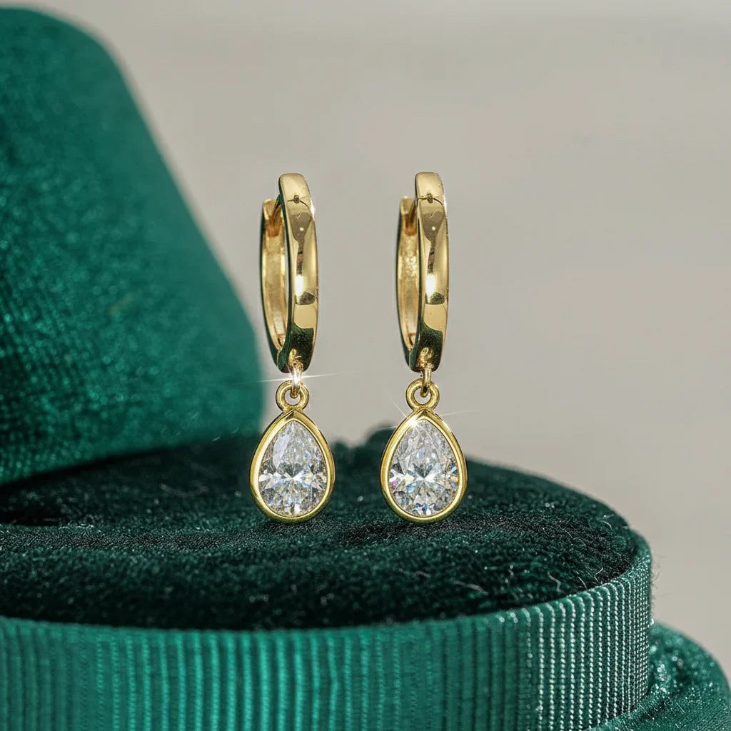 Boucles d'oreilles dorées avec pendentif goutte en cristal scintillant, style dormeuses chic pour femme.