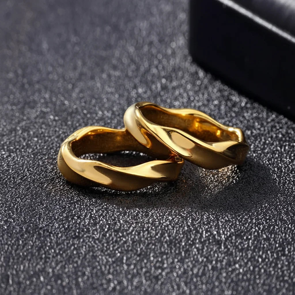Bague alliance dorée torsadée au fini poli miroir, anneau fin ondulé style minimaliste
