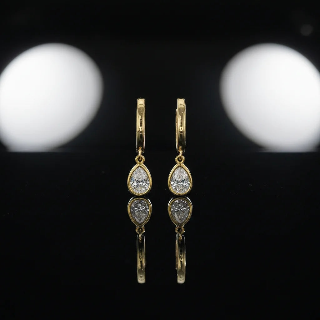 Boucles d'oreilles dorées avec pendentif goutte en cristal scintillant, style dormeuses chic pour femme.