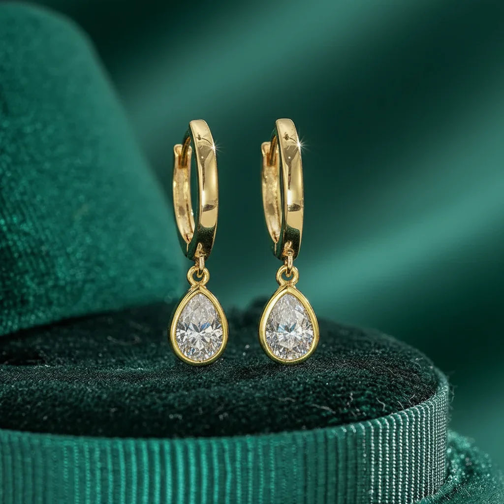 Boucles d'oreilles dorées avec pendentif goutte en cristal scintillant, style dormeuses chic pour femme.