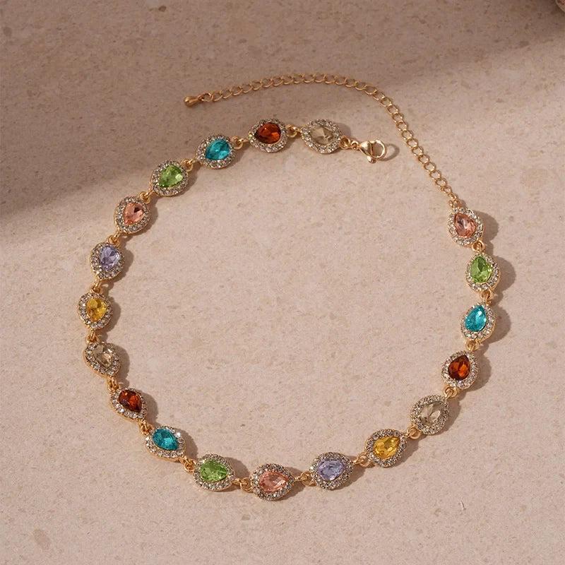 Collier ras-du-cou doré serti de cristaux multicolores et strass, style rivière de diamants arc-en-ciel pour femme.