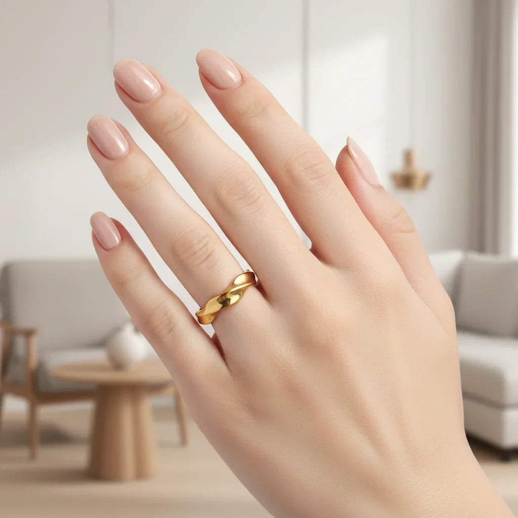 Bague alliance dorée torsadée au fini poli miroir, anneau fin ondulé style minimaliste