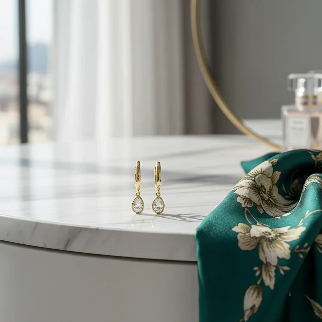 Boucles d'oreilles dorées avec pendentif goutte en cristal scintillant, style dormeuses chic pour femme.