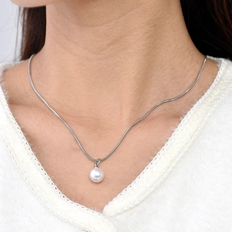 Collier solitaire perle de culture porté autour du cou