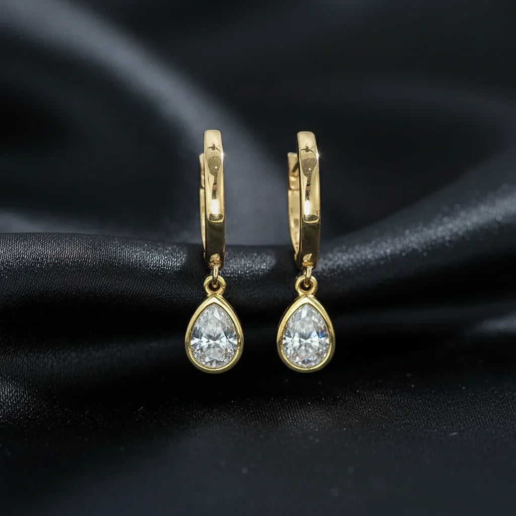 Boucles d'oreilles dorées avec pendentif goutte en cristal scintillant, style dormeuses chic pour femme.
