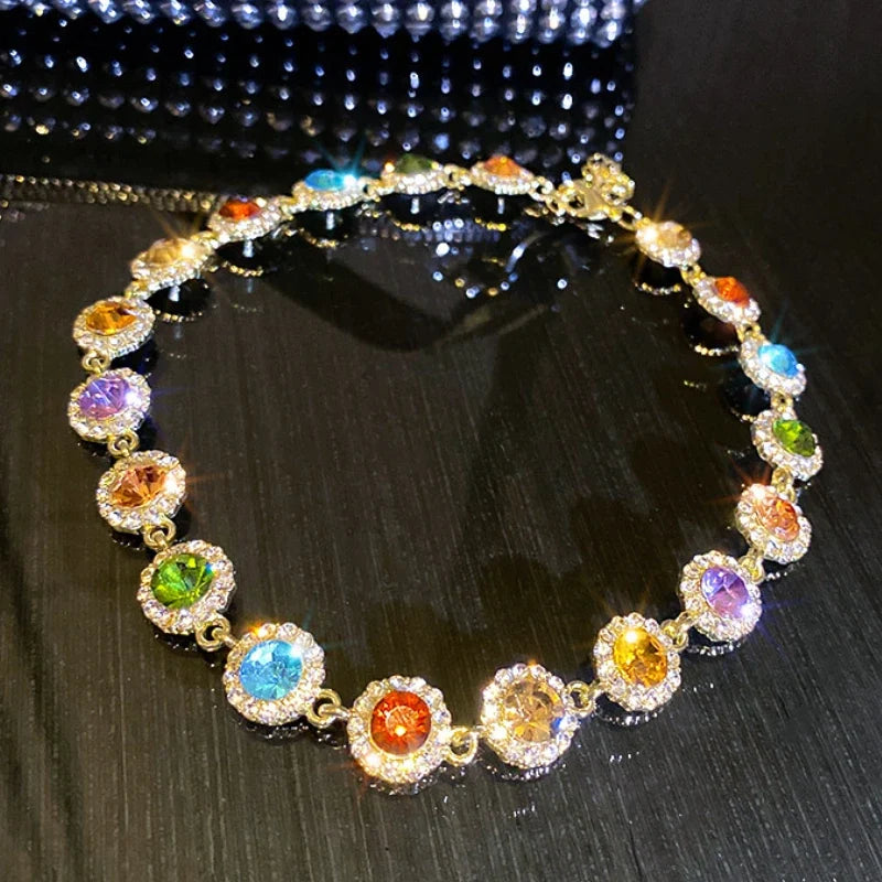 Collier ras-du-cou doré serti de cristaux multicolores et strass, style rivière de diamants arc-en-ciel pour femme.
