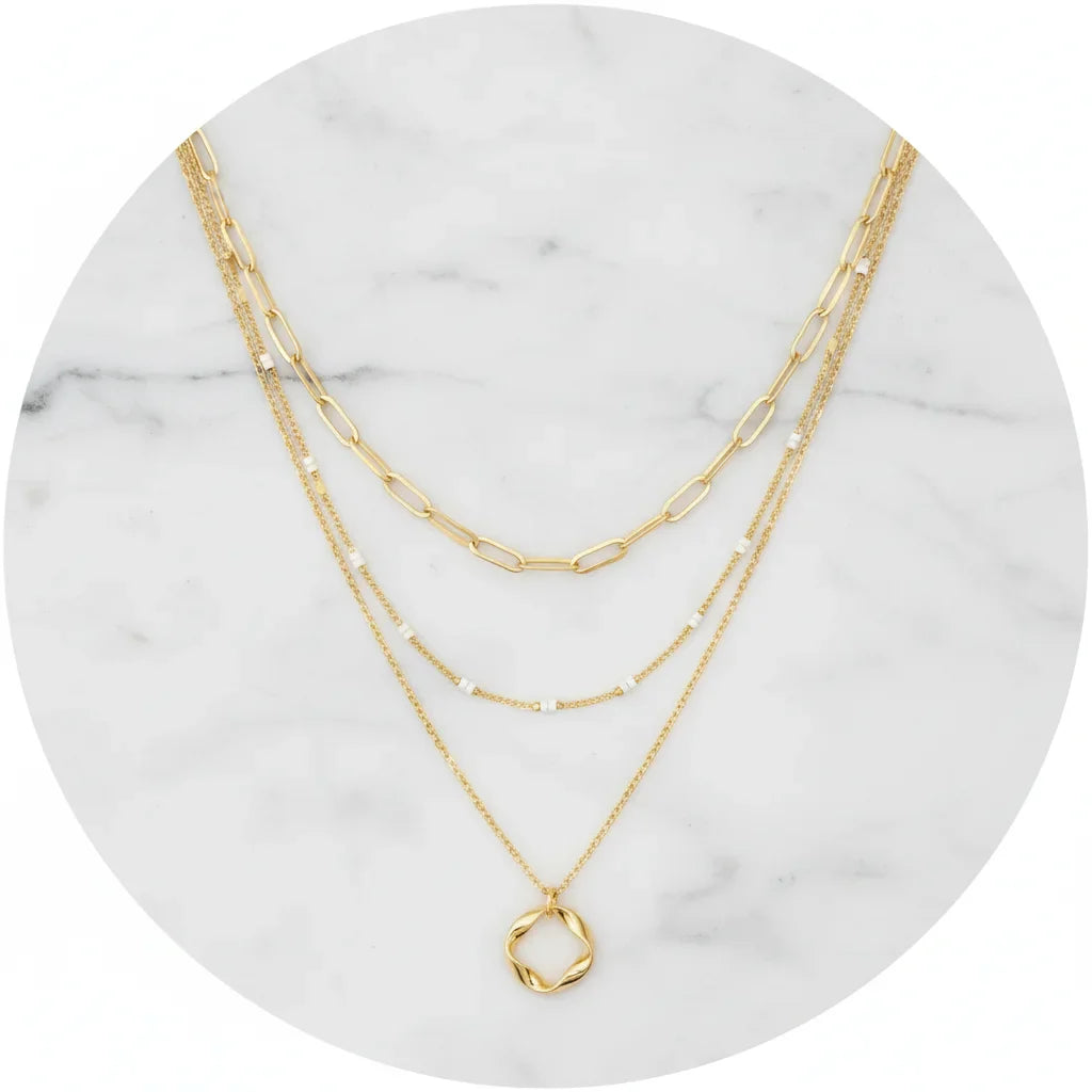 Collier Multi-rangs en or porté autour du cou