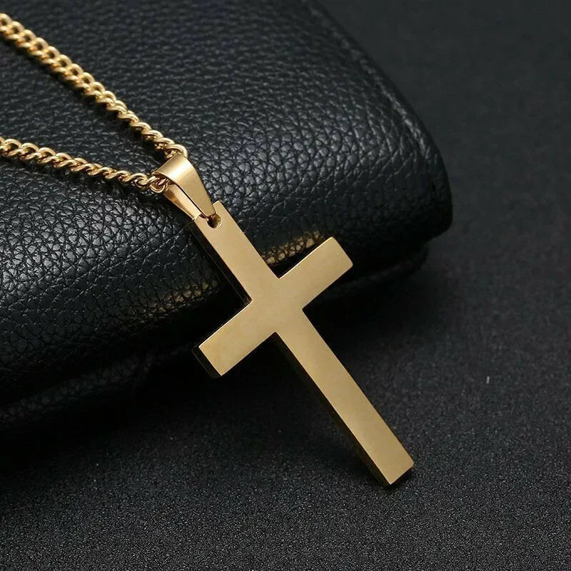 Collier en or avec pendentif crucifix. zoom sur le crucifix