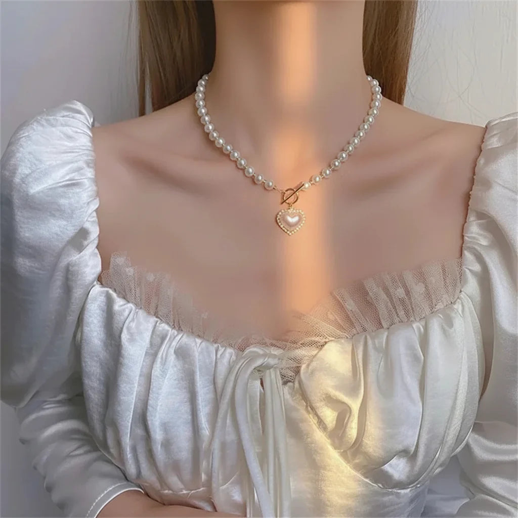 Collier de perle avec un pendentif en coeur