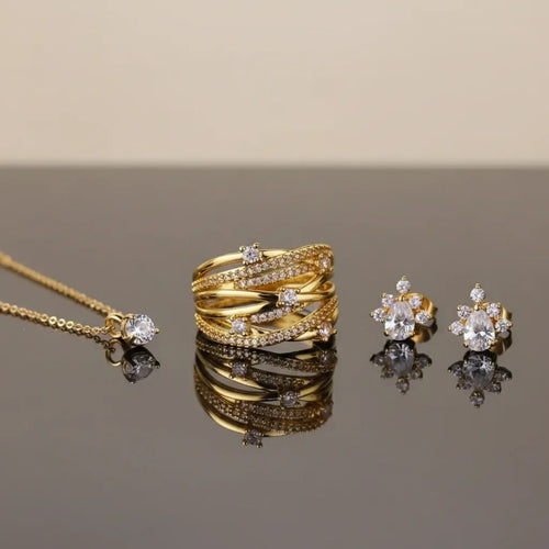 Grosse bague dorée multi-rangs entrelacée sertie de strass portés à l'annulaire d'une femme - Style chic et festif