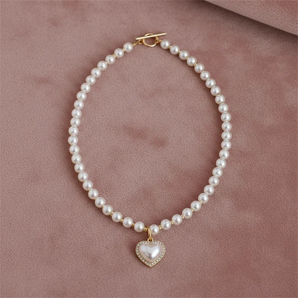 Collier de perle avec un pendentif en coeur