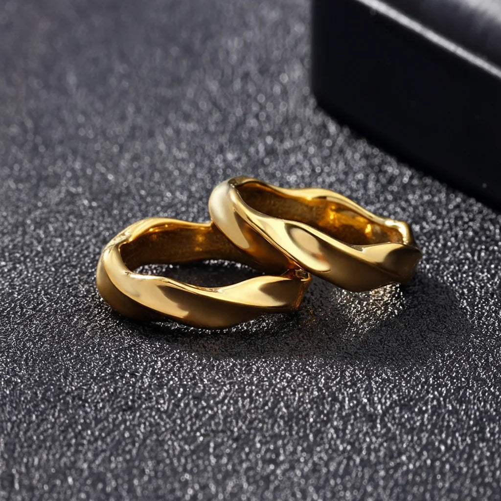 Bague alliance dorée torsadée au fini poli miroir, anneau fin ondulé style minimaliste
