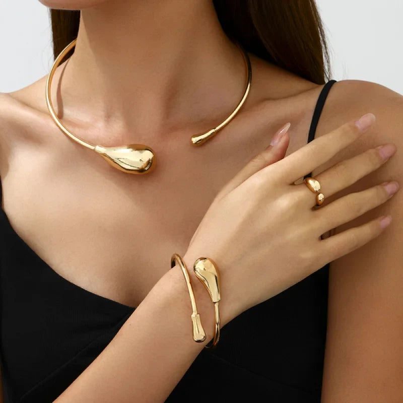 Ensemble collier bracelet et bague dorées au design organique et bombé, style goutte d'eau minimaliste