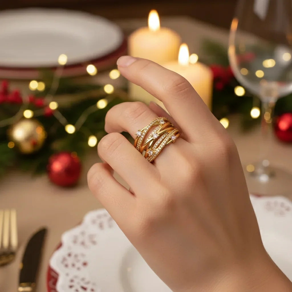 Grosse bague dorée multi-rangs entrelacée sertie de strass portés à l'annulaire d'une femme - Style chic et festif